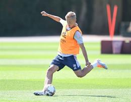 VIDEO: Zinchenko "out trình" cả đội Arsenal trên sân tập